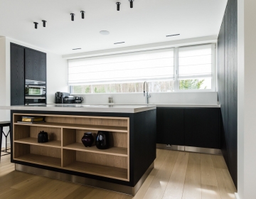Küppersbusch mustad ahjud minimalistikus köögis.
