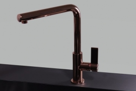 Polished copper kitchen faucet. (8497400)